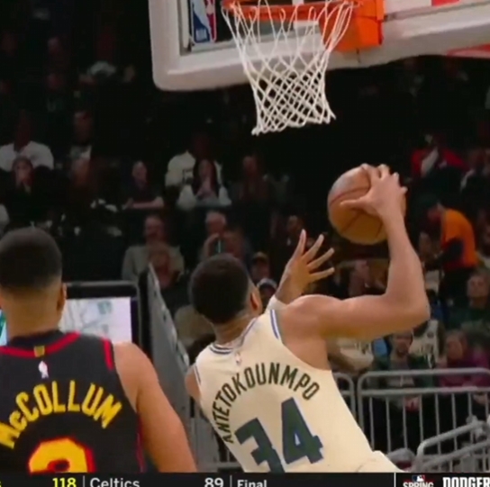 开云官方-对篮筐XXX😅帕金斯虎狼之词描述字母哥突破 惹美女主持无奈